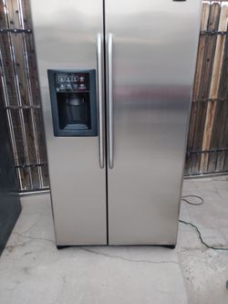 Garage GE SIDE BY SIDE fridge