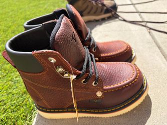 New ariat boots 🥾 for only 35 dollars 💵 still comes with the tag