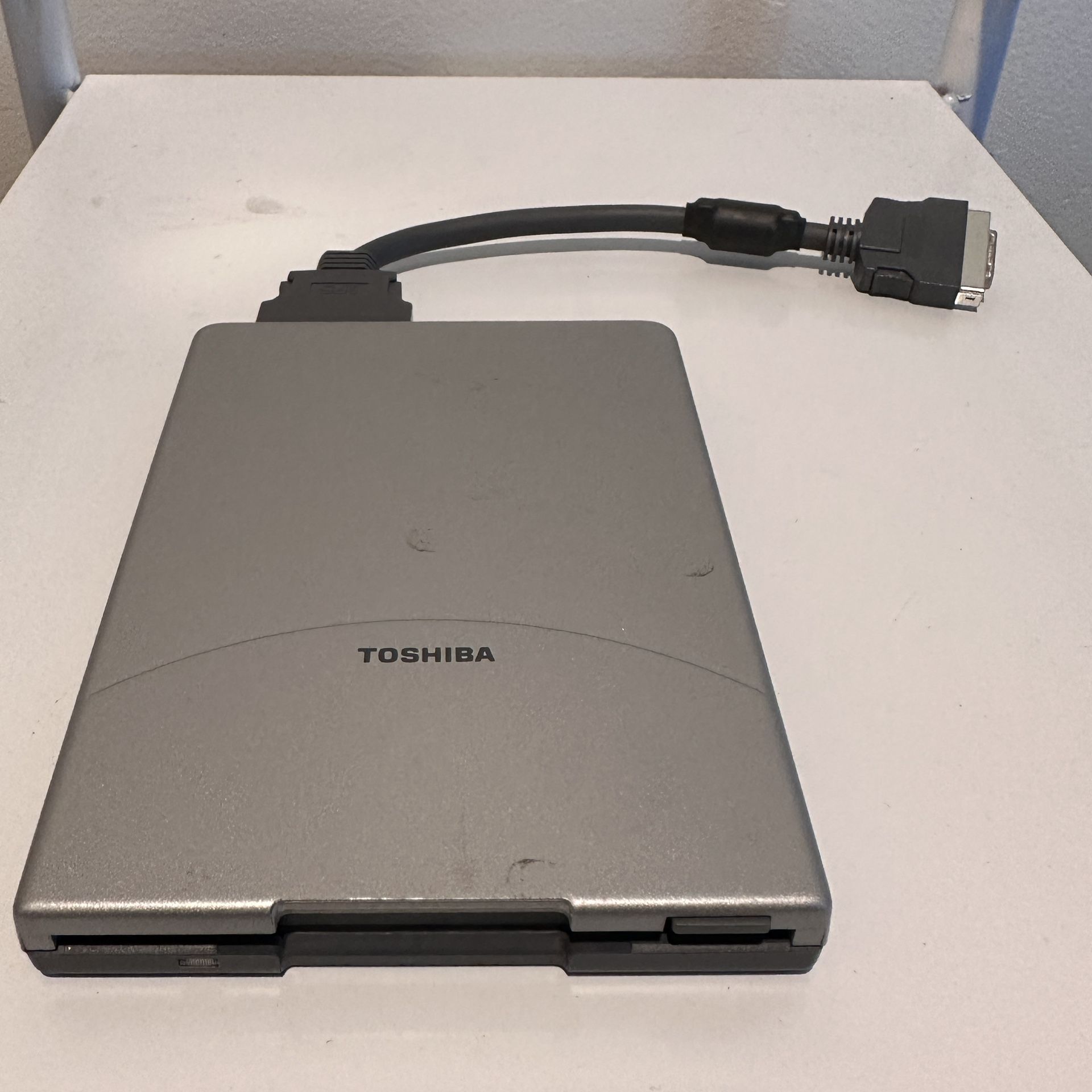 Toshiba 3.5 External Floppy Disk Drive 1.44MB, PA2669U w/ Connection Cable