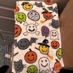 4 Halloween Hand Towels 