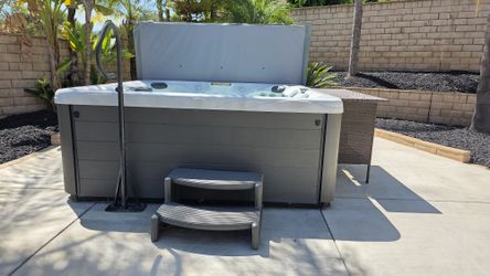 6–7 Year Old Hot Tub Spa 8x8 — All Jets Working, New Cover & Touchscreen — $2,000