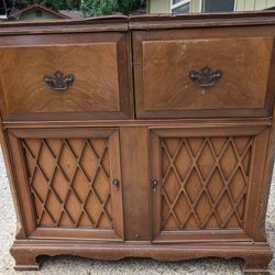 MCM RC Victor Radio Stereo Cabinet