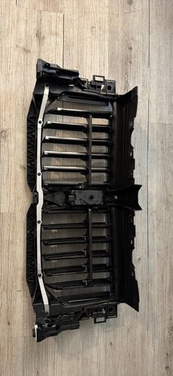 OEM BMW X7 active grille shutter assembly