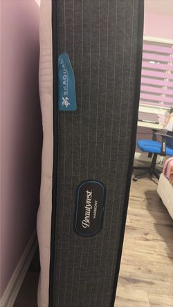 Queen mattress - good condition