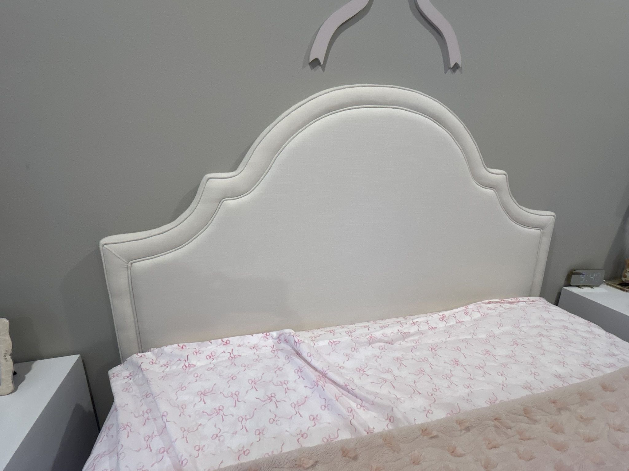 Upholstered Arched Headboard – Adjustable Height (Queen Size)