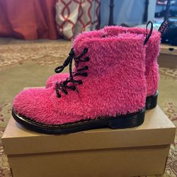 Doc Martin Girls Furry Air Wair Boots, Youth 3