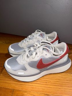 Women Nikes Sz5.5