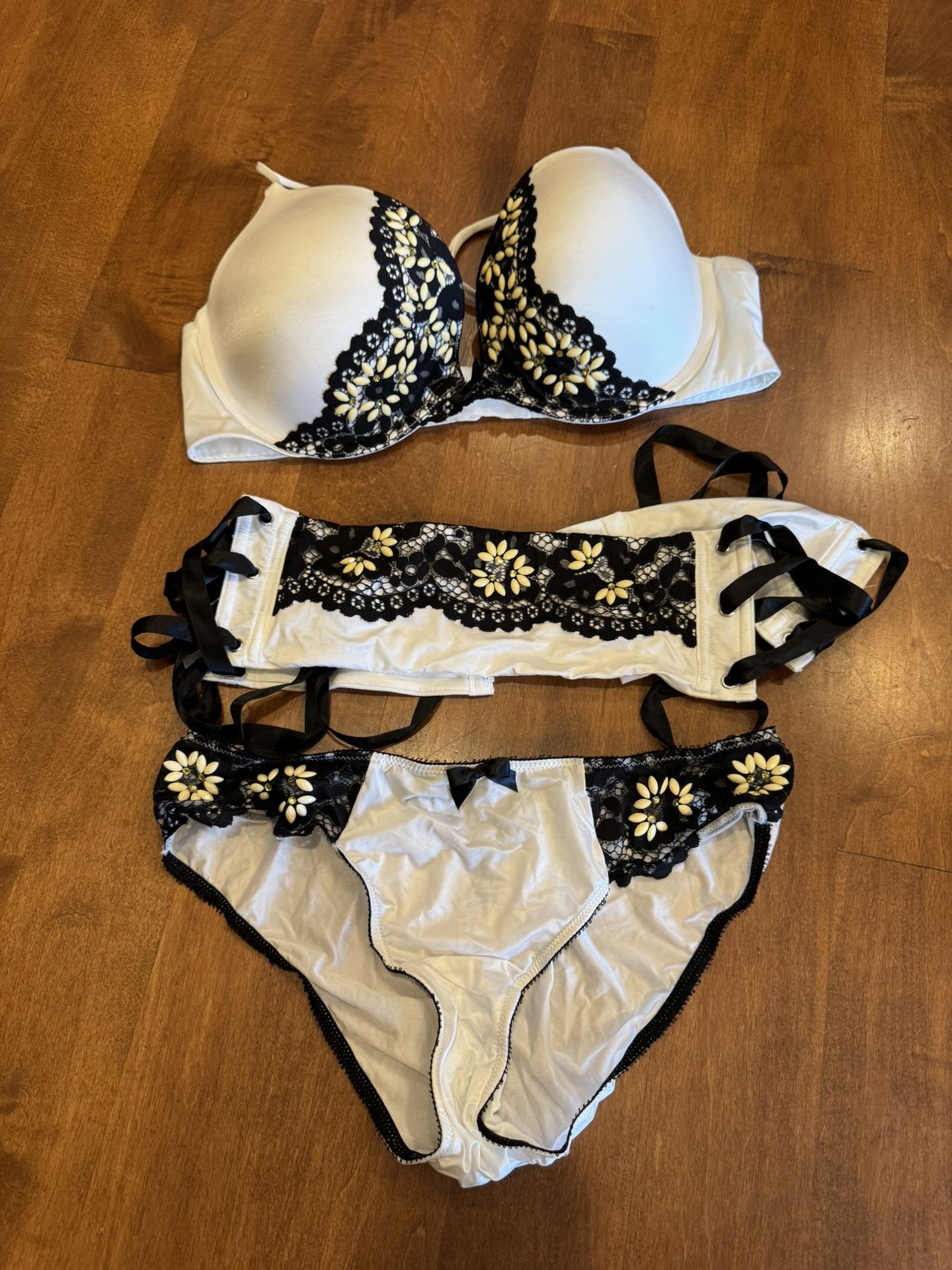 Woman, sexy Victoria’s Secret bra set shipping available