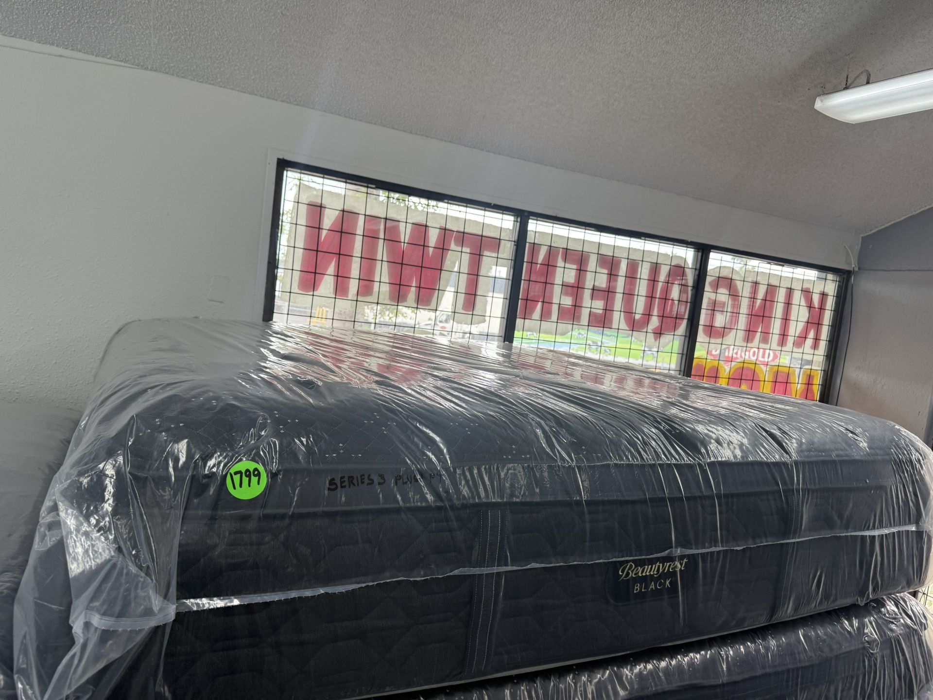KING SIZE SIMMONS BEAUTYREST BLACK SERIES 3 (PLUSH) PILLOW TOP MATTRESS & BOX SPRINGS BED SET