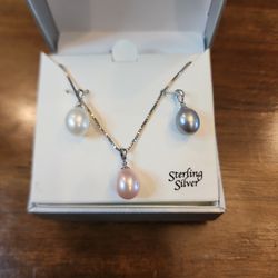 Silver And Pearl Earings And Neclace