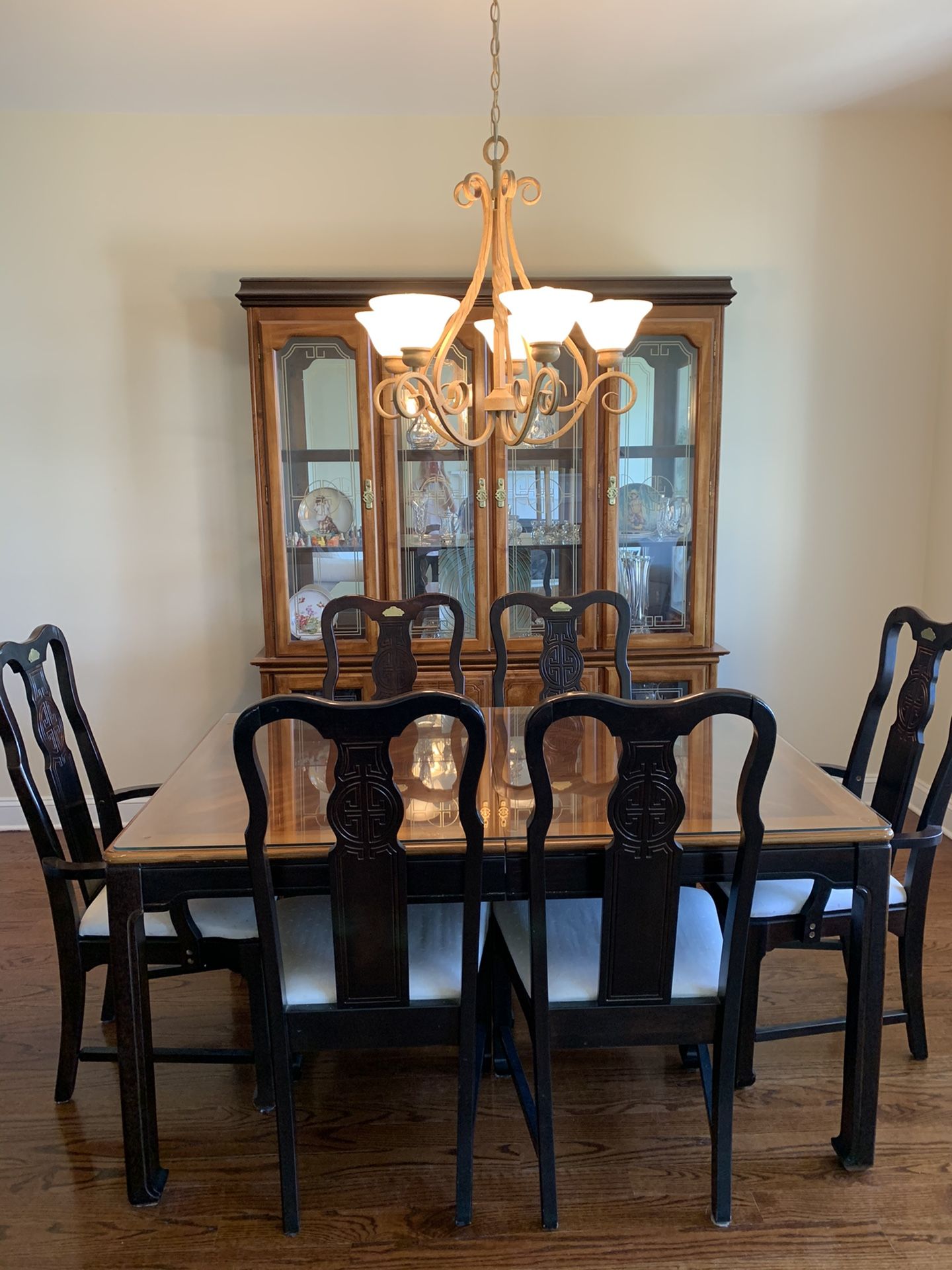 Table 6 chairs and two leafs with china cabinet