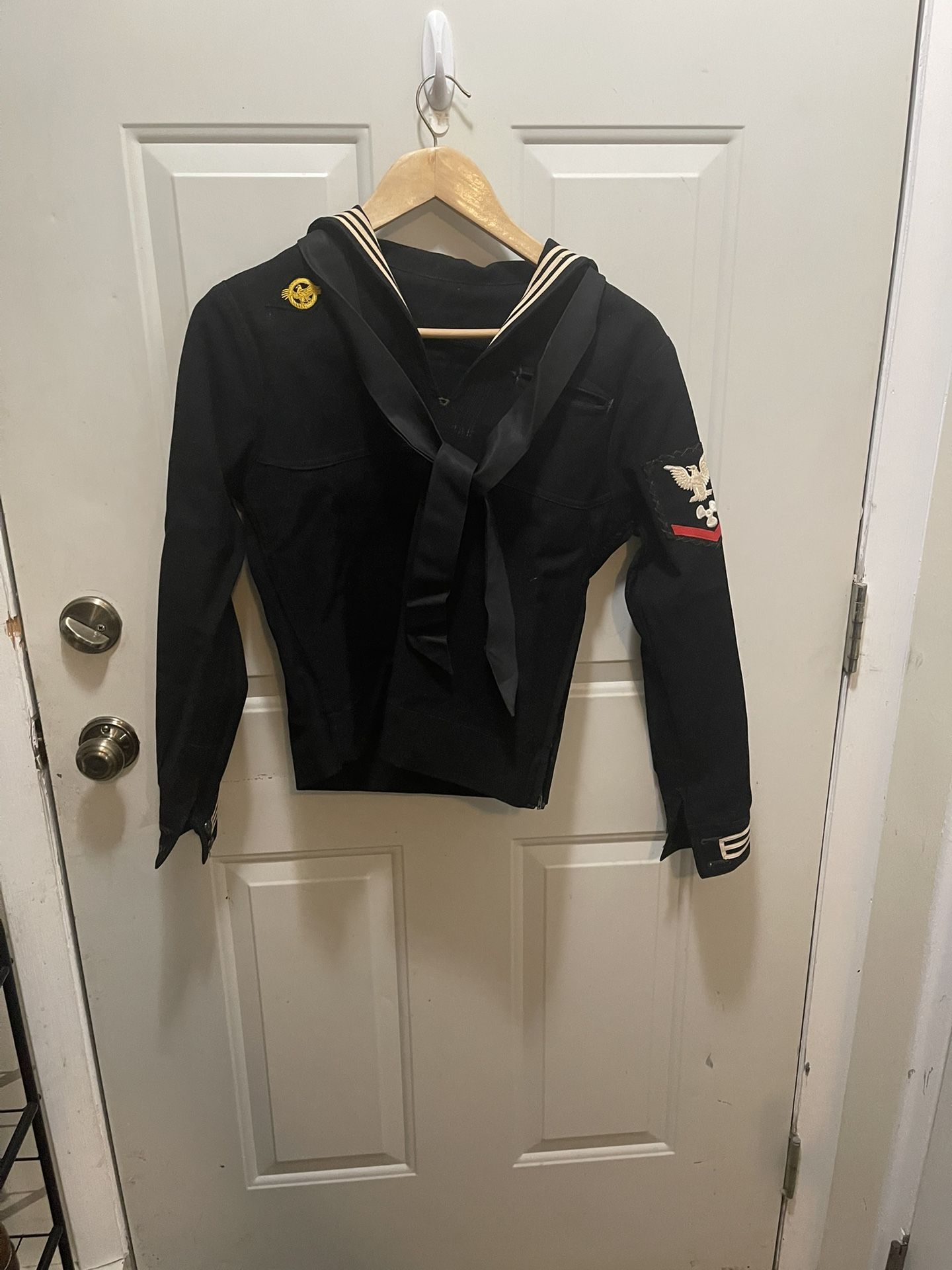 AUTHENTIC WWII–KOREAN WAR ERA U.S. NAVY UNIFORM GROUPING – STERLING INSIGNIA & SHORE PATROL ARMBAND – RARE COMPLETE SET