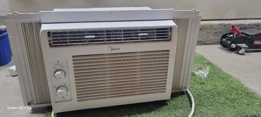 Midea 5000BTU Air Conditioner - White