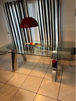 Elegant extendable glass table