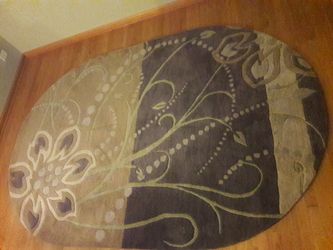 Large Oval Area 8'11" x 5'10"