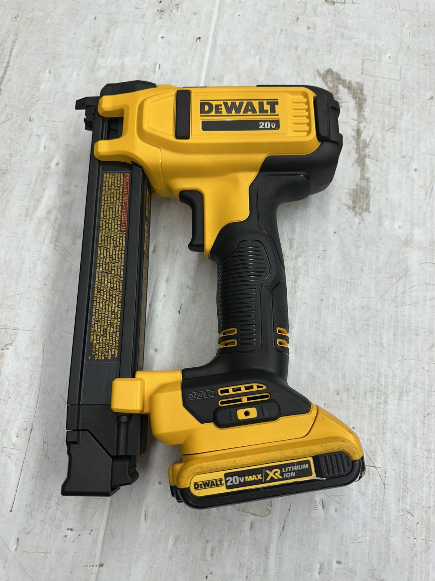 Dewalt - DCN701 Staple Gun