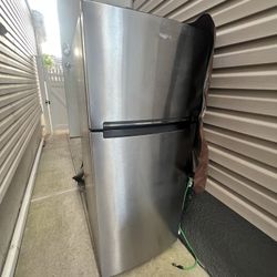 18 cu. ft. Top Freezer Refrigerator in Fingerprint Resistant Metallic Steel