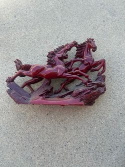 Vintage Resin Galloping Horses Sculpture – Cherry Amber/Oxblood