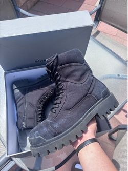 Men’s black boots size 9.5