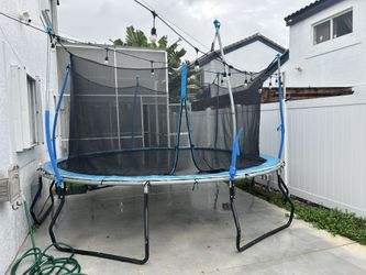 14ft Trampoline And Enclosure