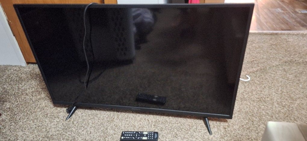 40 Inch Insignia TV With Remote And Roku Box.