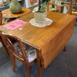 Vintage Maple Table With 6 Chairs And 2 Leaves
