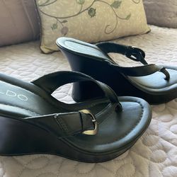 Aldo women’s black Wedge sandals size 8