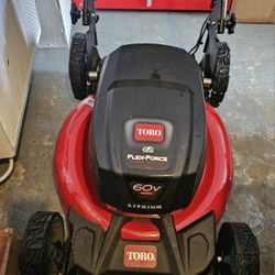 TORO RECYCLER PUSH LAWNMOWER......21 IN....60 VOLT AND BATTERY INCLUDED....NEW.....$ 250