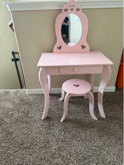 Kid pink vanity