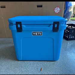 YETI Roadie 60 Wheeled Cooler with Retractable Periscope Handle