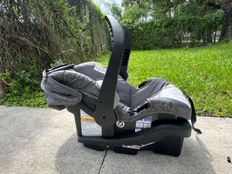 babytrend Rear Facing Car Seat with Base - BRAND NEWa