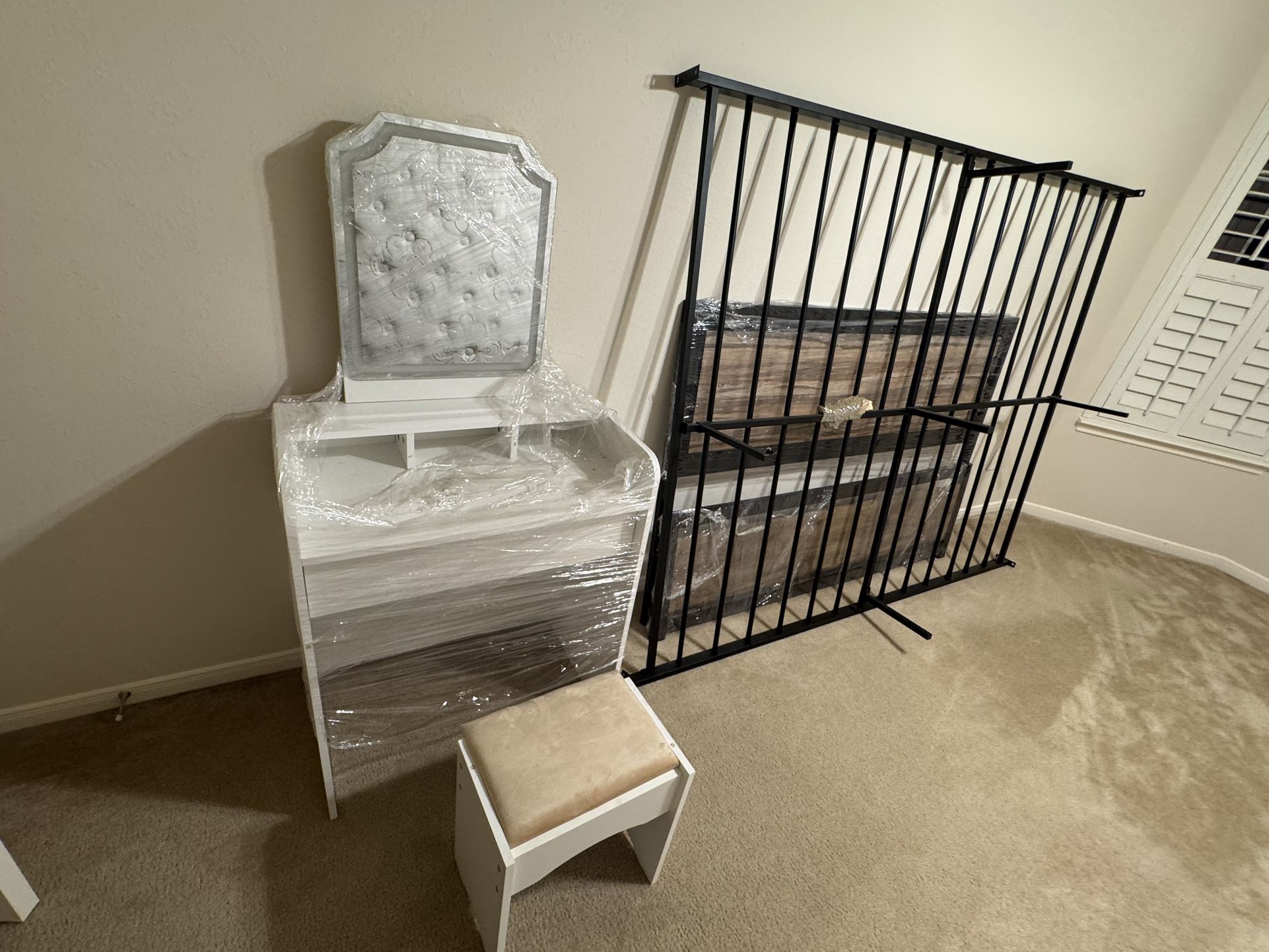 Queen Bed And Parsonage Vanity Set with Stool and Mirror