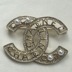 Chanel brooch CC pearl brooch for Sale in Kissimmee, FL - OfferUp