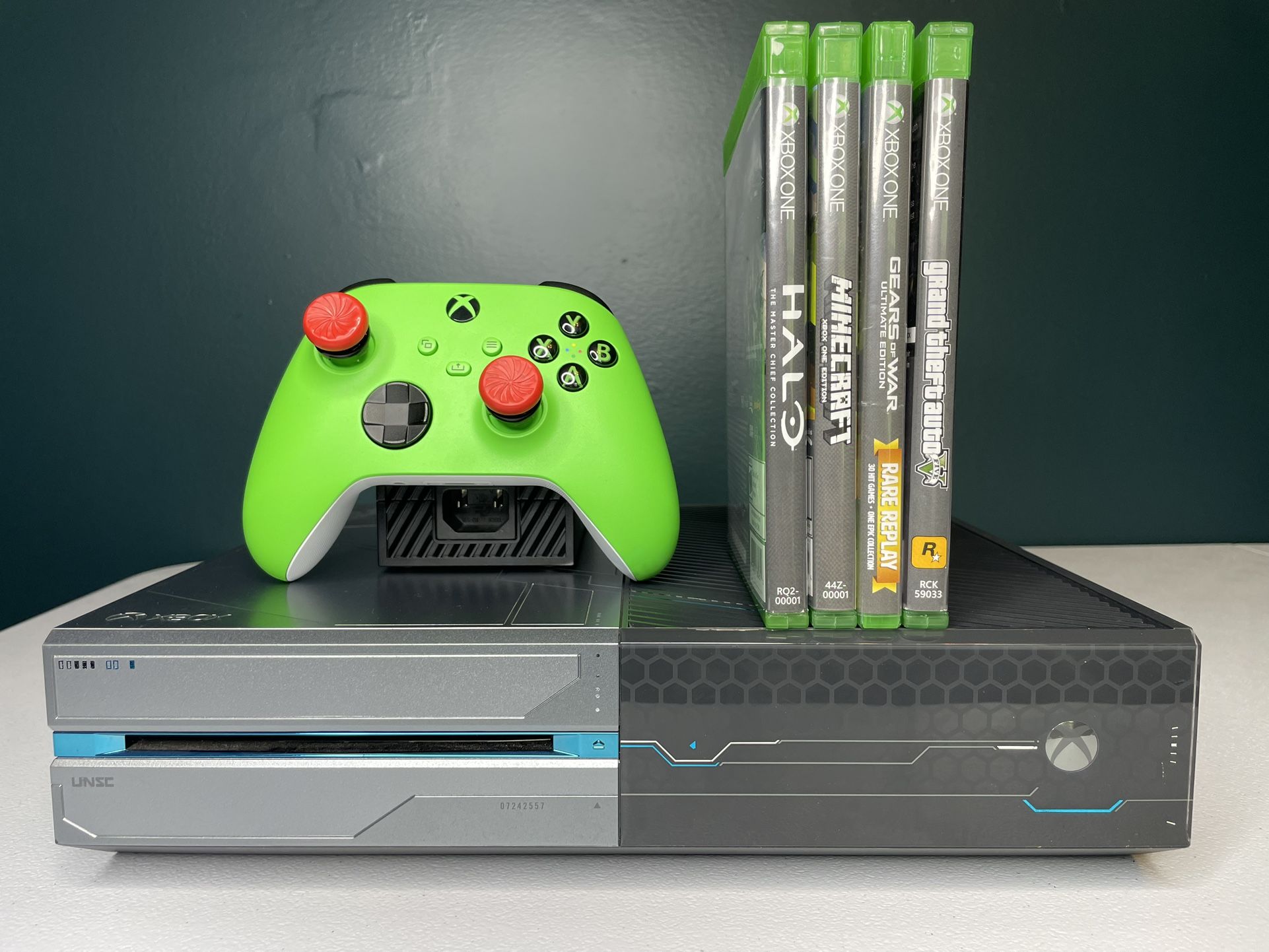 Xbox One Halo 5 Limited Edition Console 1TB Bundle + Halo + GTA V + Gears Of War + Minecraft