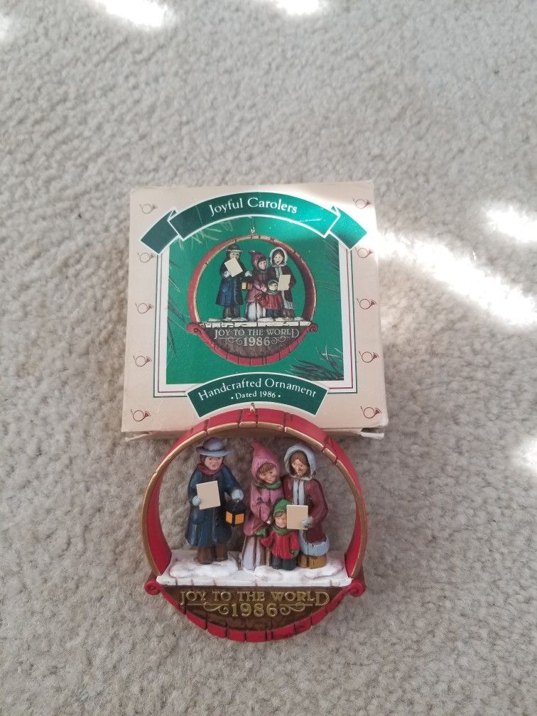 1986 Hallmark Christmas Keepsake Ornament "Joyful Carolers"