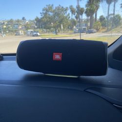 JBL CHARGE 4 portable bluetooth speaker