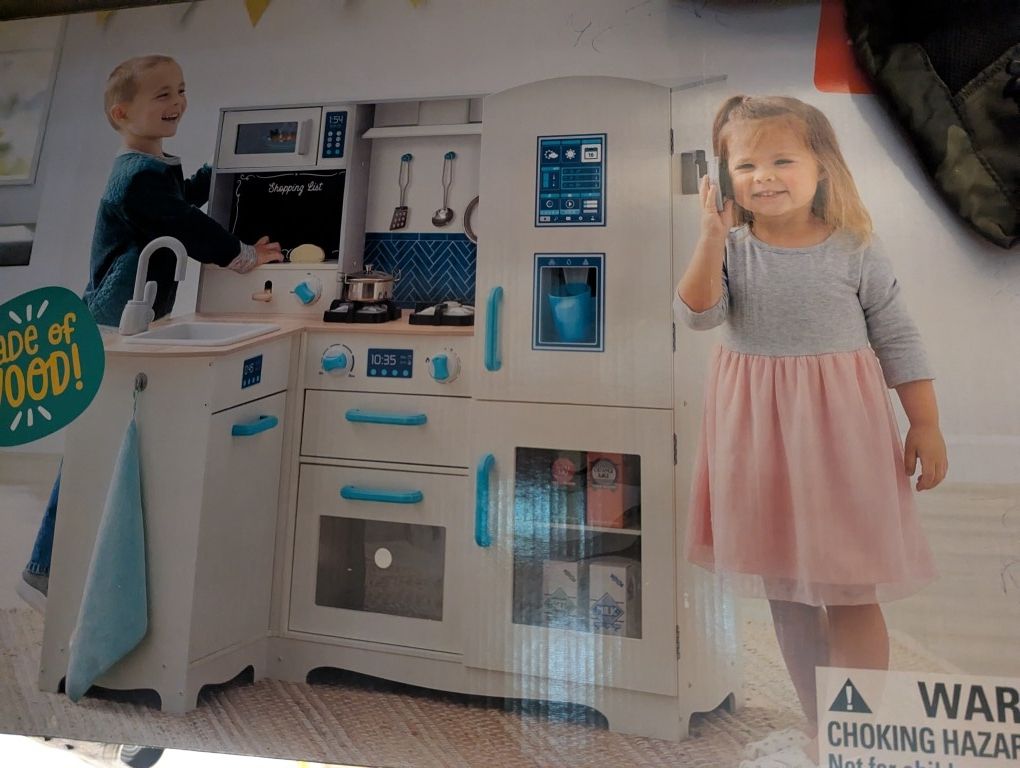 Member's Make Kitchen Play Center