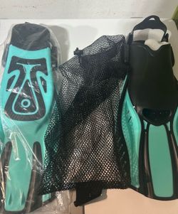 New Snorkeling Fins 4.5-8.5 With mesh Carry Case.