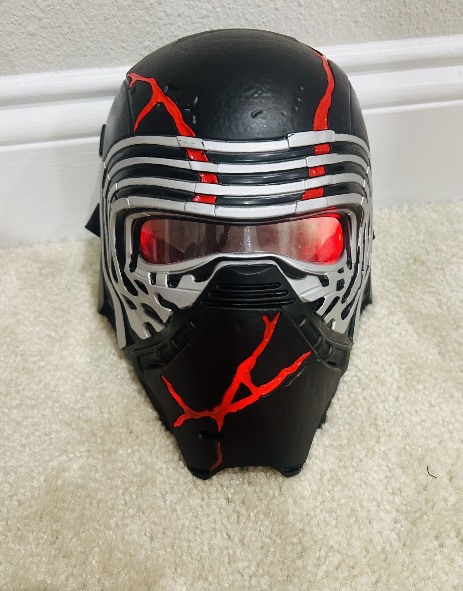 Star Wars: The Rise of Skywalker Supreme Leader Kylo Ren Force Rage Mask Lights