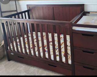 Graco Hadley convertible crib w/mattress