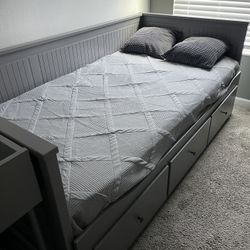 Twin / Full Bedrooms!! With Small Chest And Desk
