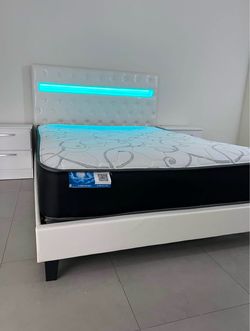 Bedroom set . Modern stylish for your home ! - Juego de cuarto . Estilo moderno para su hogar .