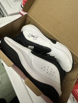 UNDER ARMOUR 