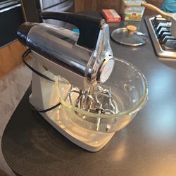 Sunbeam Mixmaster Mixer With Large Bowl and Beaters Model 2358