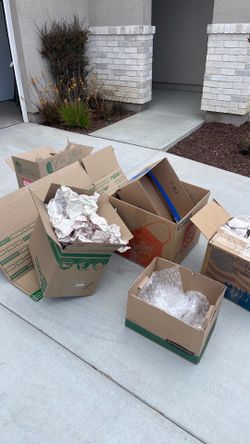 Free Moving boxes with packing material