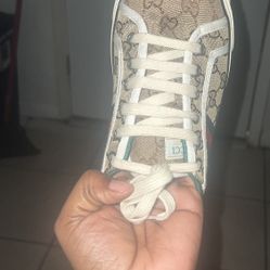 Gucci Shoes Size 9 For 100