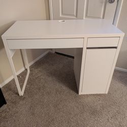 White Desk With Drawers And Shelves