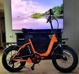 E-Bike New up to 30 miles an hour travels up to 80 miles on a single charge with pedal assist. completely foldable