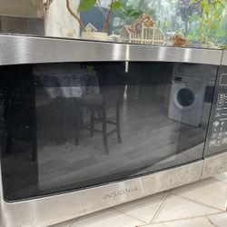 Insignia Microwave 1350 Watts