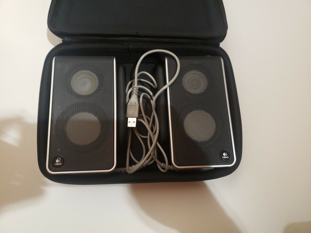 Logitech Computer/Laptop Speakers. Like new with case and support stands
